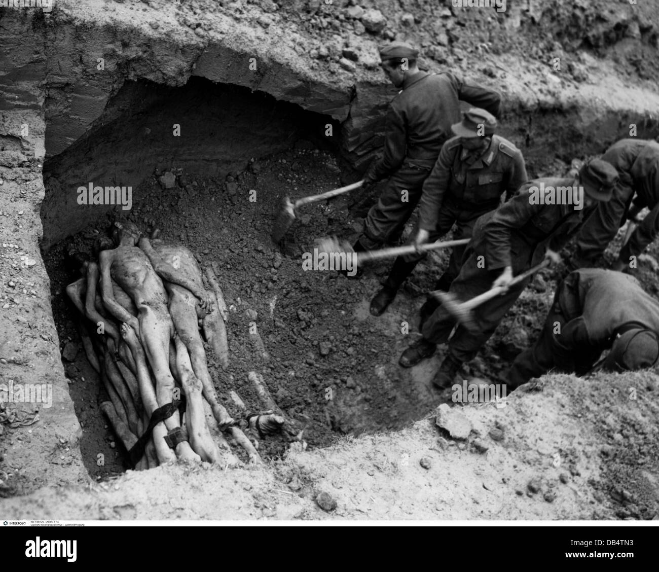 Nazismo / nazionalsocialismo, crimini, campi di concentramento, Landsberg am Lech, sottocampione di Dachau, disintering una tomba di massa, 1.5.1945, diritti aggiuntivi-clearences-non disponibile Foto Stock