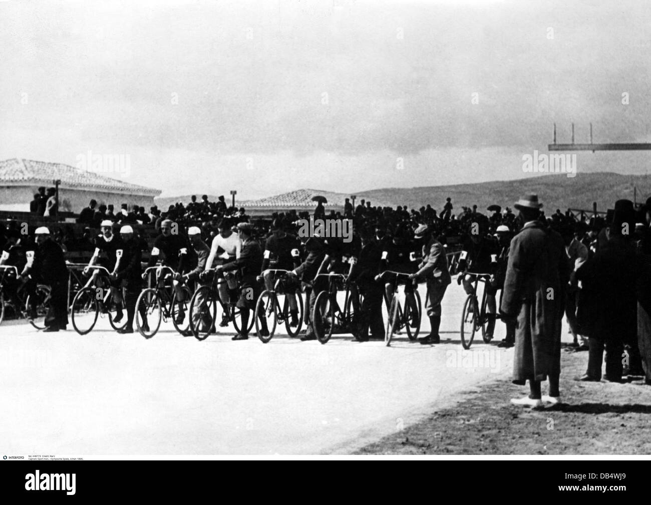 Sport, Giochi Olimpici, Atene, gara di maratona (2 x 42 km), start, vincitore: Konstantinidis, Grecia, 1896, diritti-aggiuntivi-clearences-non disponibile Foto Stock