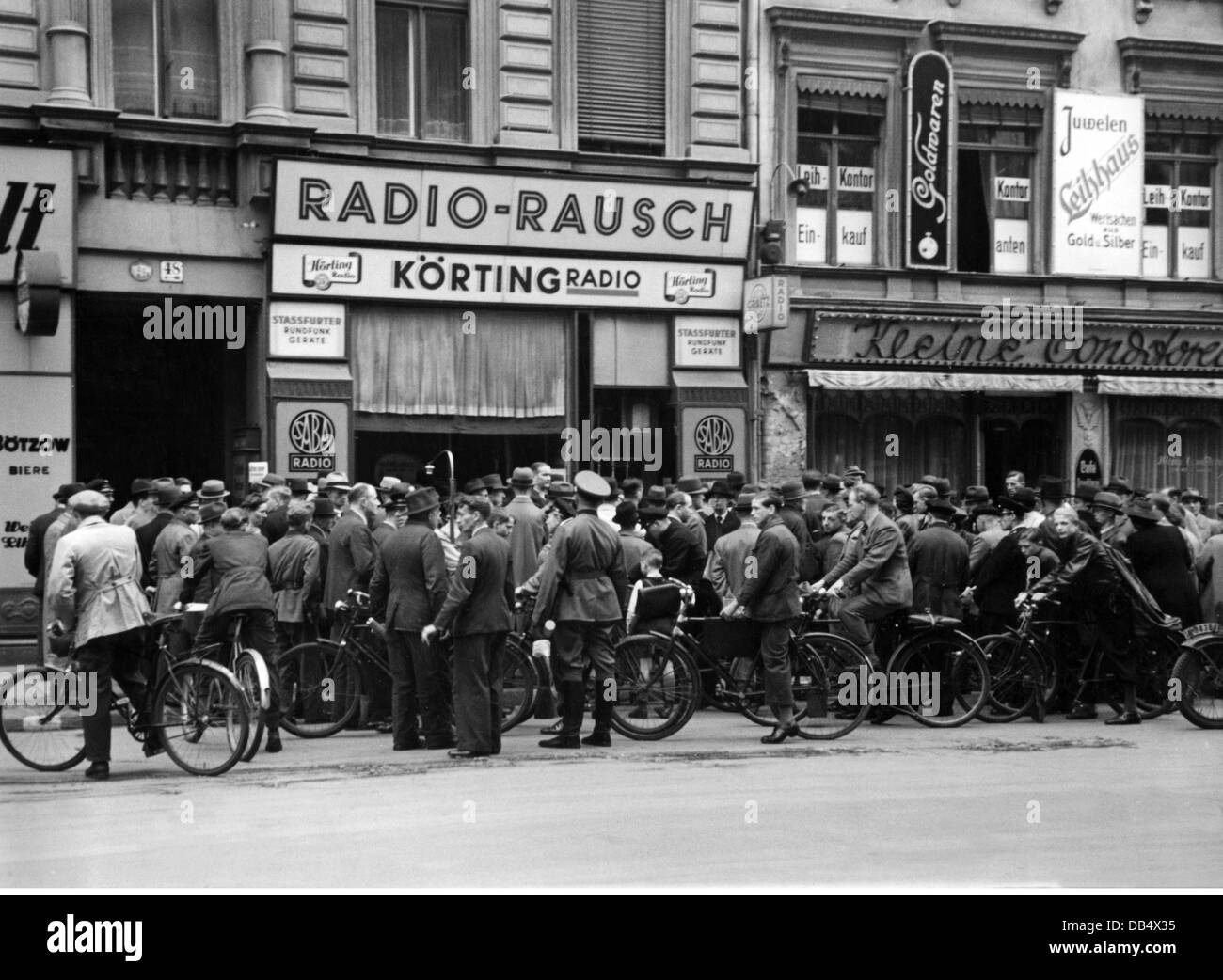 Eventi, seconda guerra mondiale / seconda guerra mondiale, Germania, folla di fronte a un negozio di radio, ascoltando il quotidiano militare rapporto, Berlino, circa 1940, Additional-Rights-Clearences-non disponibile Foto Stock