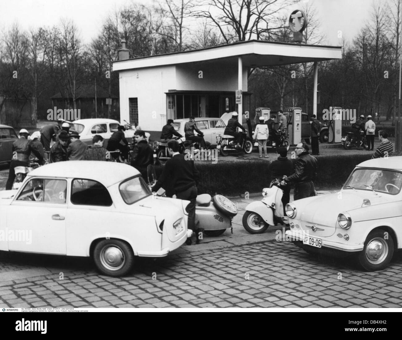 Trasporto / trasporto, auto, stazione di benzina, linea d'attesa di auto e moto di fronte a una stazione di benzina, distretto Karl-Marx-Stadt, Germania orientale, 17.4.1963, diritti aggiuntivi-clearences-non disponibile Foto Stock