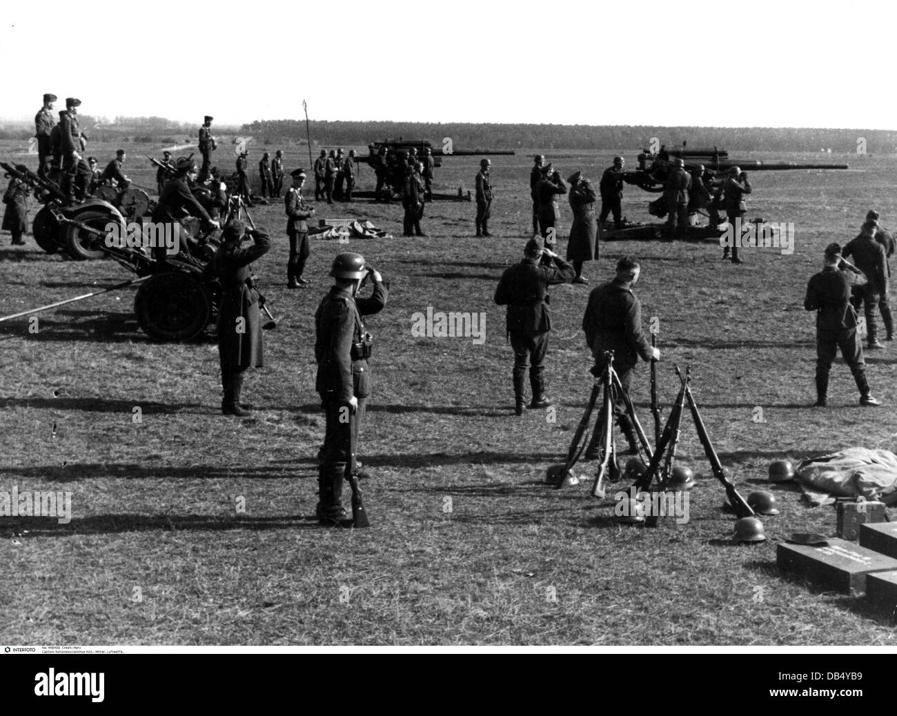 Nazismo / nazionalsocialismo, militare, Wehrmacht, Luftwaffe 1933 - 1945, batteria antiaerea di artiglieria durante l'allenamento, pratica di sparo con pistola AA da 88 mm Flak 18, diritti aggiuntivi-clearences-non disponibile Foto Stock