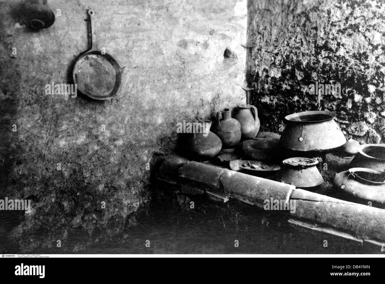 Geografia / viaggio, Italia, Pompei, ricostruzione di una cucina, basata su reperti archeologici, antichi, Pompei, scavi, scavi, archeologia, archeologia, mondo antico, tempi antichi, storici, storici, padella, padelle, caraffe, caraffe, foga, cucce, pentole, casa, utensili da cucina, mondo antico, diritti aggiuntivi-clearences-non disponibili Foto Stock
