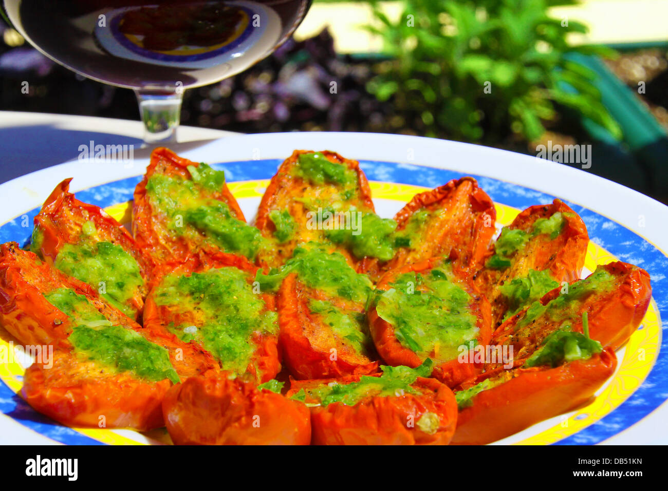 Pomodori secchi con pesto di basilico - Un popolare antipasto italiano. I migliori pomodori per questo piatto sono le varietà San Marzano Foto Stock