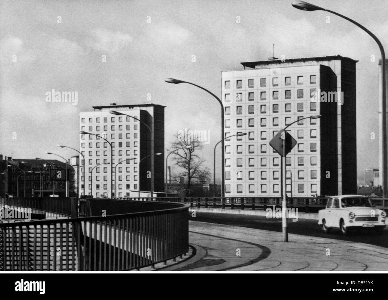 Geografia / viaggio, Germania, Germania-Est, Dresda, edifici, vista sul ponte stradale a due case prefabbricate, anni '70, diritti aggiuntivi-clearences-non disponibile Foto Stock