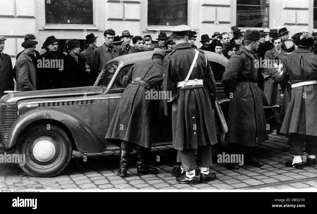 Geografia / viaggio, Austria, periodo post-bellico, Vienna, occupazione da parte degli alleati, pattuglia della polizia militare interalleata, controllo di un'auto, fine anni '40, diritti aggiuntivi-clearences-non disponibile Foto Stock