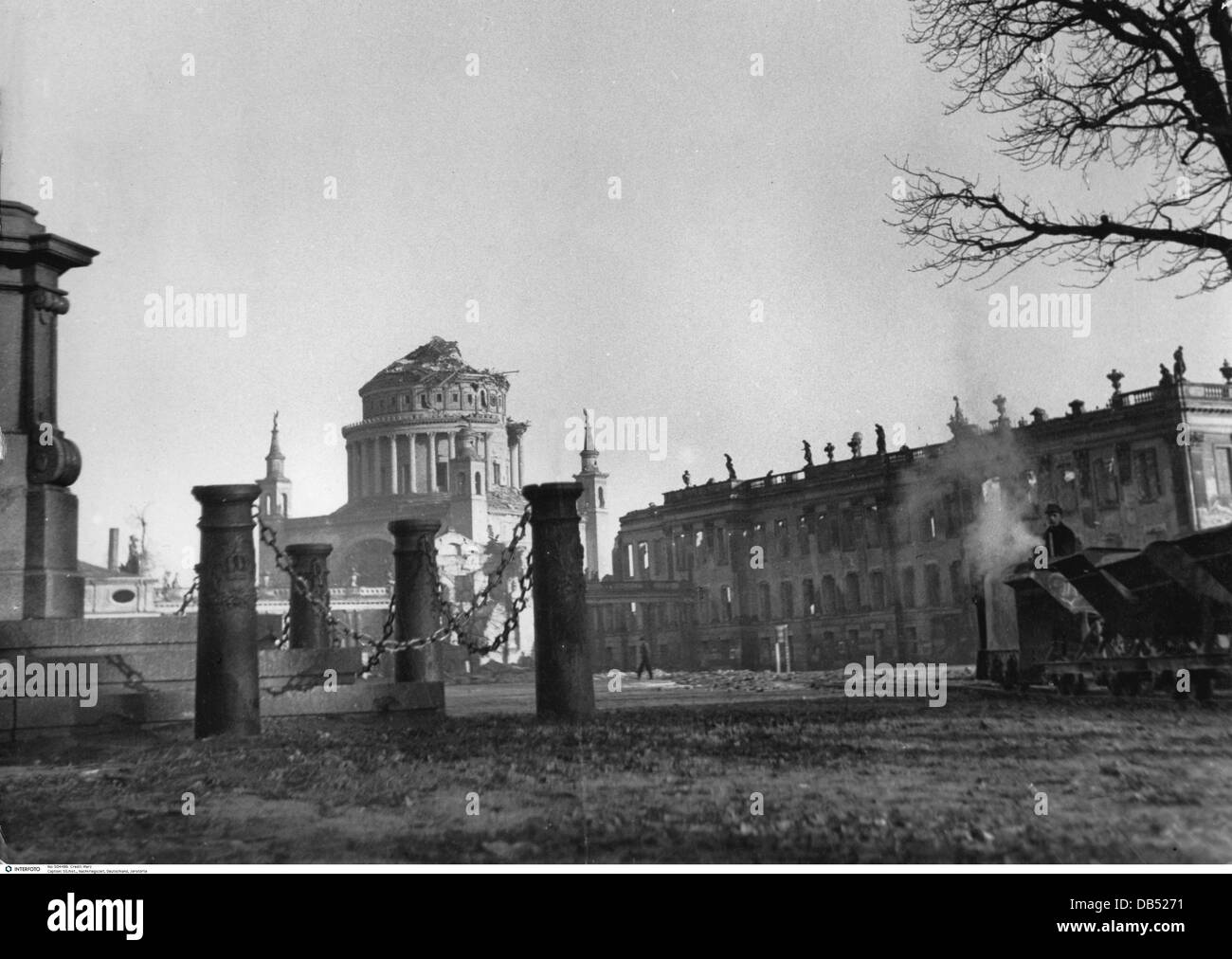 Periodo del dopoguerra, Germania, città distrutte, Potsdam, rovina della Nikolaikirche (Chiesa di Nikolai) e il Palazzo della Città, in primo piano a destra la stretta ferrovia che è stato utilizzato per rimuovere le macerie, 1945, diritti aggiuntivi-clearences-non disponibile Foto Stock