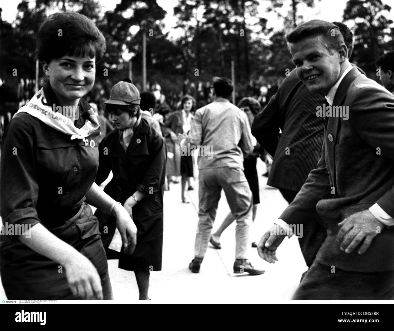 Danza, torsione, adolescente, danza, celebrazione del giornale 'Junge Welt', durante il festival della gioventù, Wuhlheide, Berlino, DDR, 18.5.1964, diritti aggiuntivi-clearences-non disponibile Foto Stock