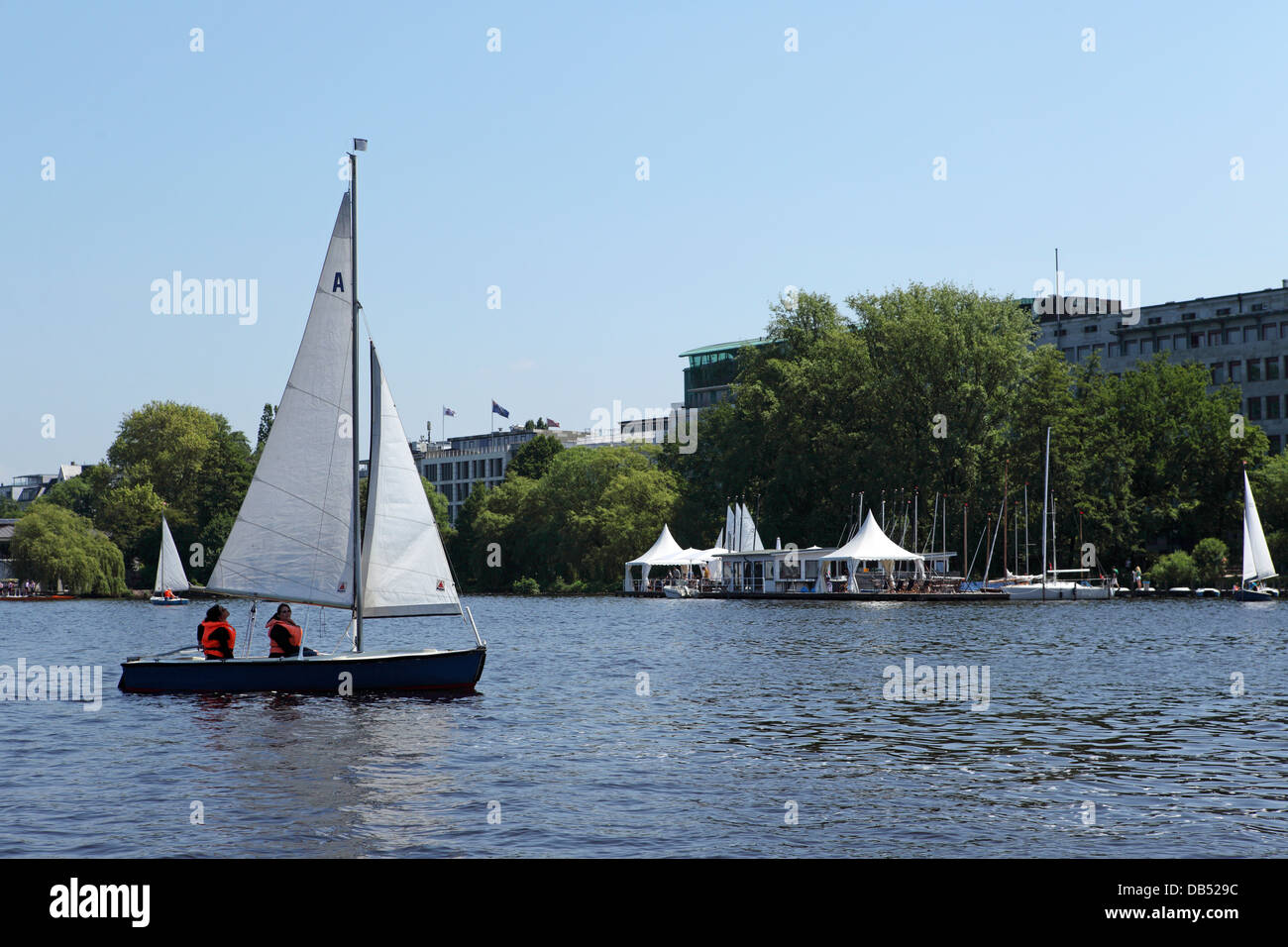 Barca a vela sul Alster esterno (lago Aussenalster) di Amburgo, Germania. Foto Stock