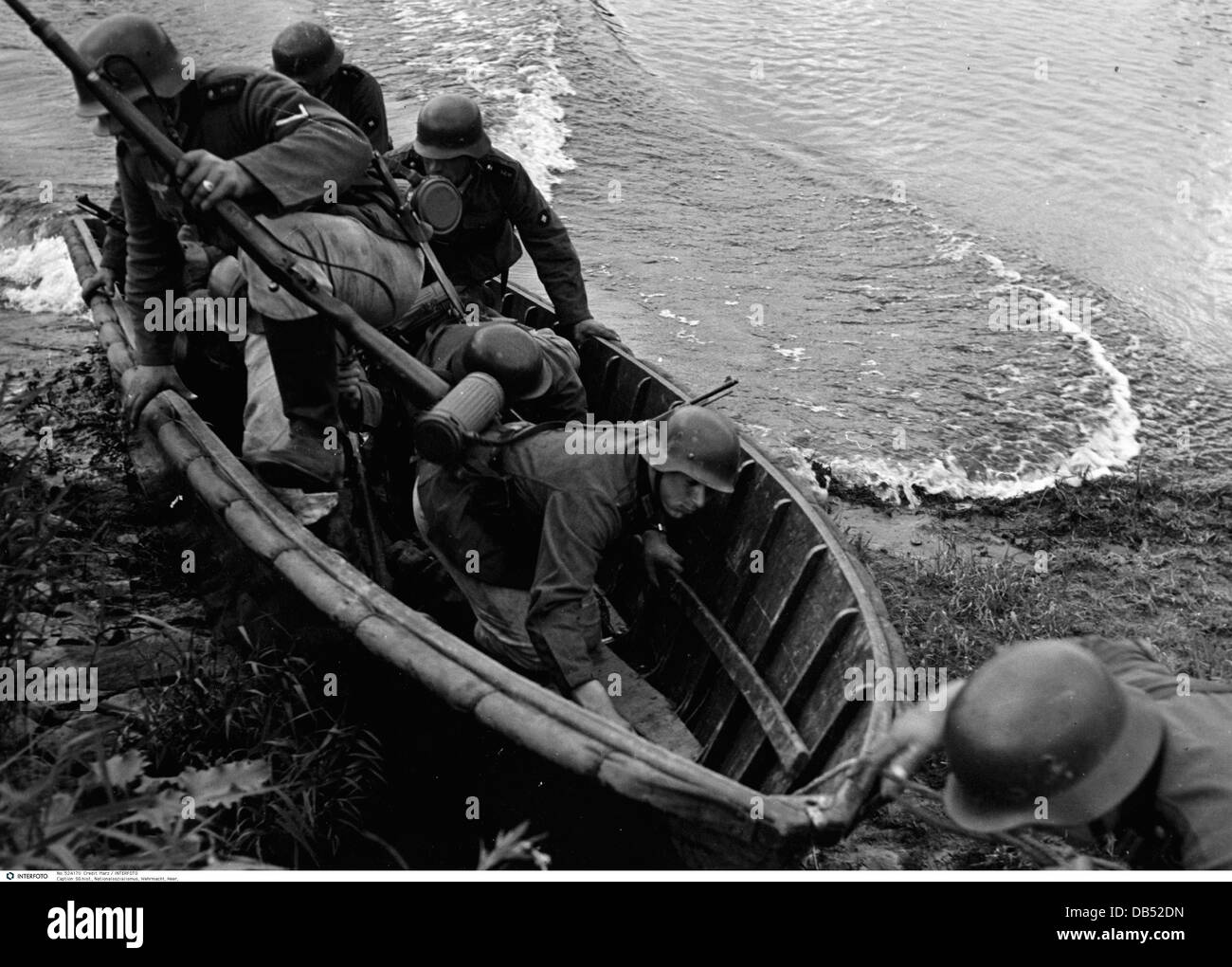 Nazismo / nazionalsocialismo, militare, Wehrmacht, esercito, pionieri d'assalto tedeschi che attraversano un fiume con una barca d'assalto, manovra, 15.8.1940, diritti aggiuntivi-clearences-non disponibile Foto Stock