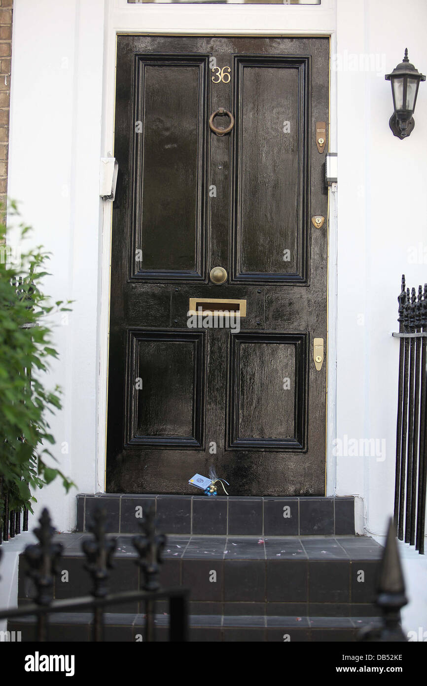 Un locale agente immobiliare dell'ufficio a sinistra una sorpresa pasquale in forma di miniatura di uova di cioccolato su Elizabeth Hurley sportello anteriore della fase. Ma il personale ha fatto veramente pensare le uova potrebbe durare senza fondere a Londra la gloriosa mini ondata di caldo? Londra, Inghilterra - 22.04 Foto Stock