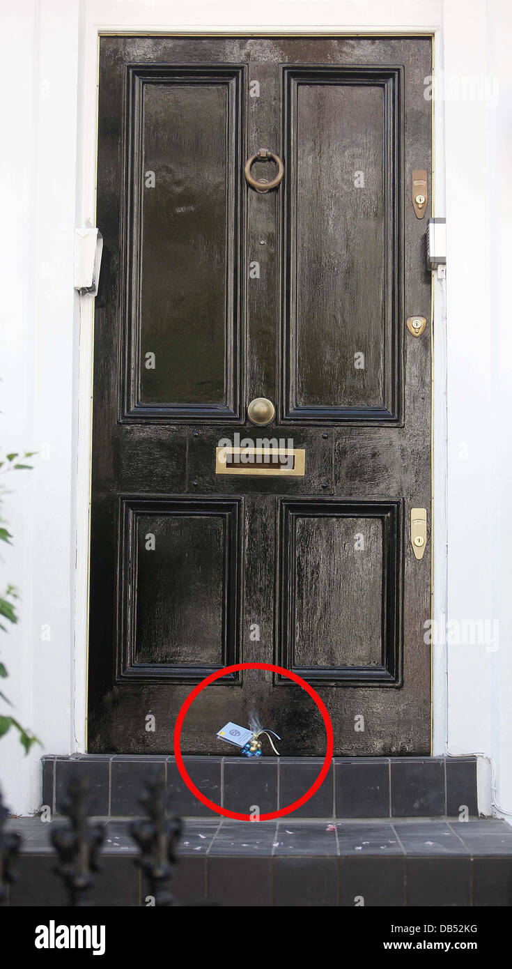 Un locale agente immobiliare dell'ufficio a sinistra una sorpresa pasquale in forma di miniatura di uova di cioccolato su Elizabeth Hurley sportello anteriore della fase. Ma il personale ha fatto veramente pensare le uova potrebbe durare senza fondere a Londra la gloriosa mini ondata di caldo? Londra, Inghilterra - 22.04 Foto Stock