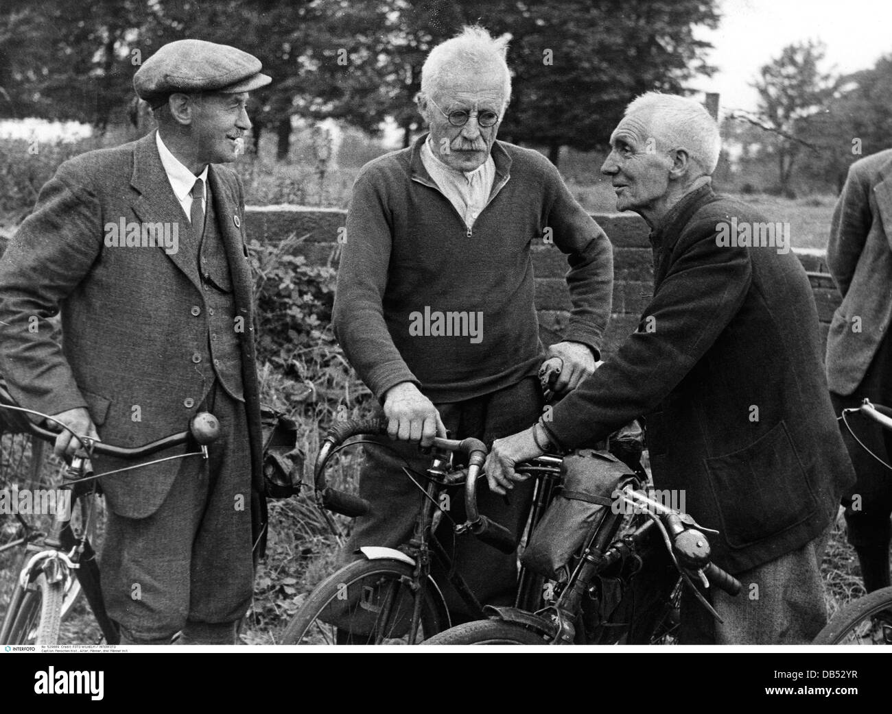 Persone, anziani, uomini, tre uomini con bicicletta, Autunno Tints Cycle  Club, Inghilterra, anni 50, , Additional-Rights-Clearences-Not Available  Foto stock - Alamy