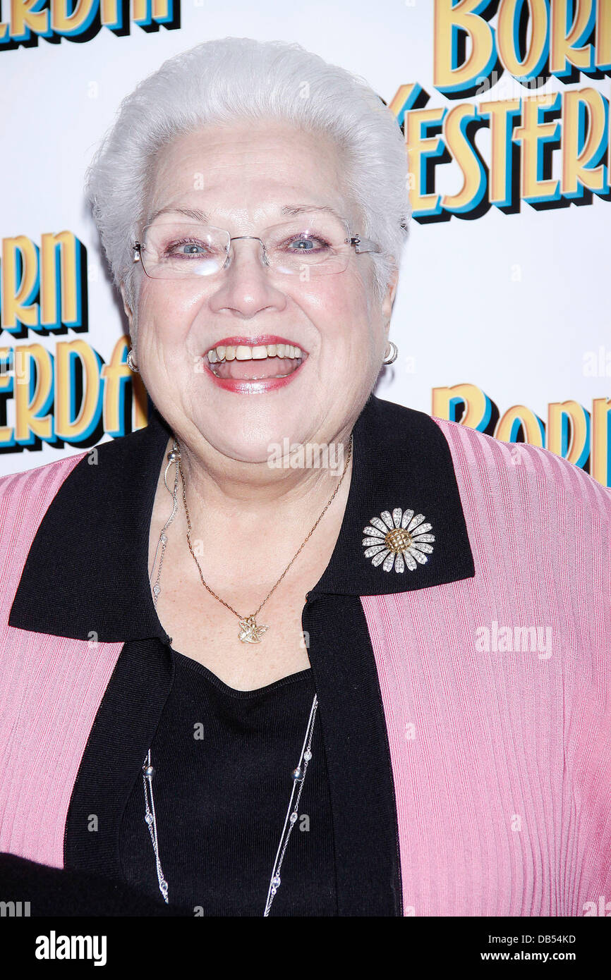 Marilyn Horne apertura notturna della produzione di Broadway di 'nato ieri presso la Cort Theatre - Arrivi. La città di New York, Stati Uniti d'America - 24.04.11 Foto Stock