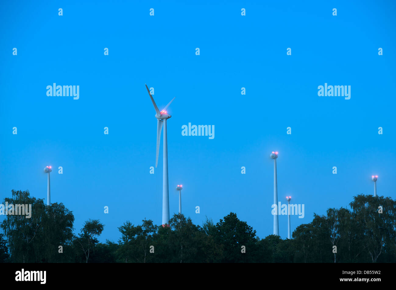 Per centrali eoliche terrestri con uno dei gruppi Enercon turbine in fase di manutenzione Foto Stock