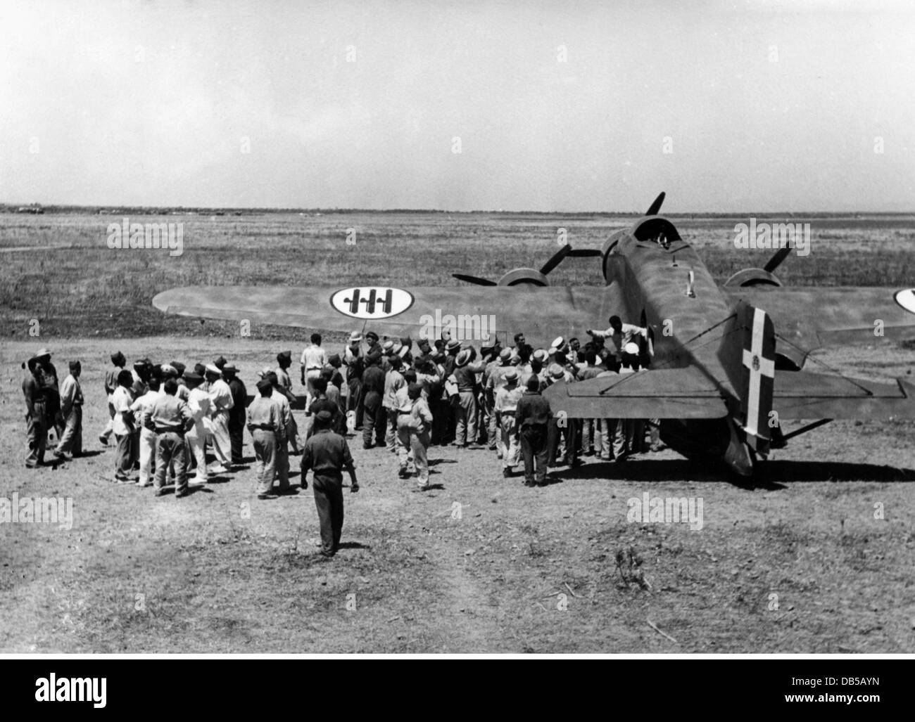 Eventi, seconda guerra mondiale / seconda guerra mondiale, guerra aerea, aereo, bombardiere italiano Savoia Marchetti SM 79 'parviero' indietro da una missione di successo, Libia, circa 1941, diritti aggiuntivi-clearences-non disponibile Foto Stock