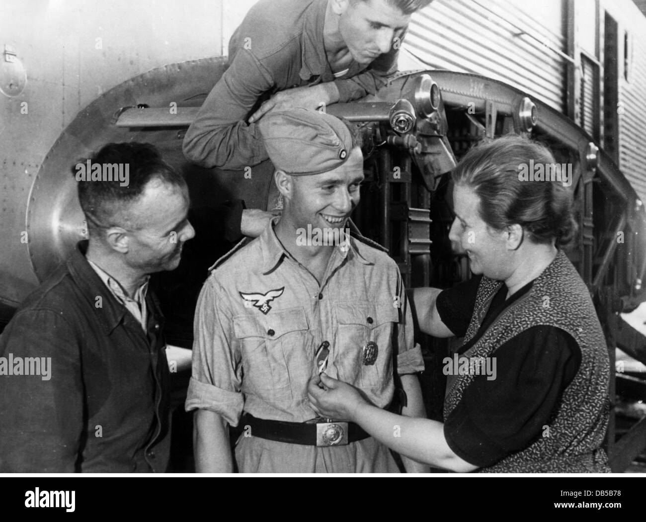 Eventi, seconda guerra mondiale / seconda guerra mondiale, propaganda, soldato tedesco, meccanico di volo in un aereo di trasporto Junkers Ju 52, visitando i suoi genitori presso lo stabilimento Junkers a Dessau, circa 1942, seguito di foto propaganda, diritti aggiuntivi-clearences-non disponibile Foto Stock