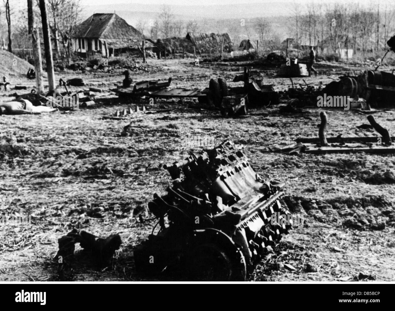 Eventi, seconda guerra mondiale / seconda guerra mondiale, Russia 1944 / 1945, resti di un serbatoio sovietico T-34/76 in un villaggio a Dniester, primavera 1944, relitto, relitto, parti, motore, 20 ° secolo, storico, Dnestr, fronte orientale, distruzione, T34, T 34, carri armati, Unione Sovietica, URSS, esploso, distrutto, abbattuto, persone, 1940 s, Additional-Rights-Clearences-non disponibile Foto Stock