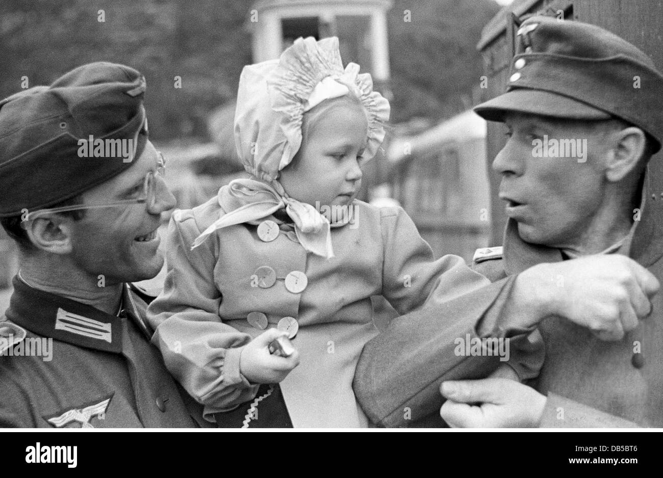 Eventi, seconda guerra mondiale / seconda guerra mondiale, Norvegia, occupazione tedesca, Wehrmacht soldati con una bambina, Lapponia, circa 1942, diritti aggiuntivi-clearences-non disponibile Foto Stock