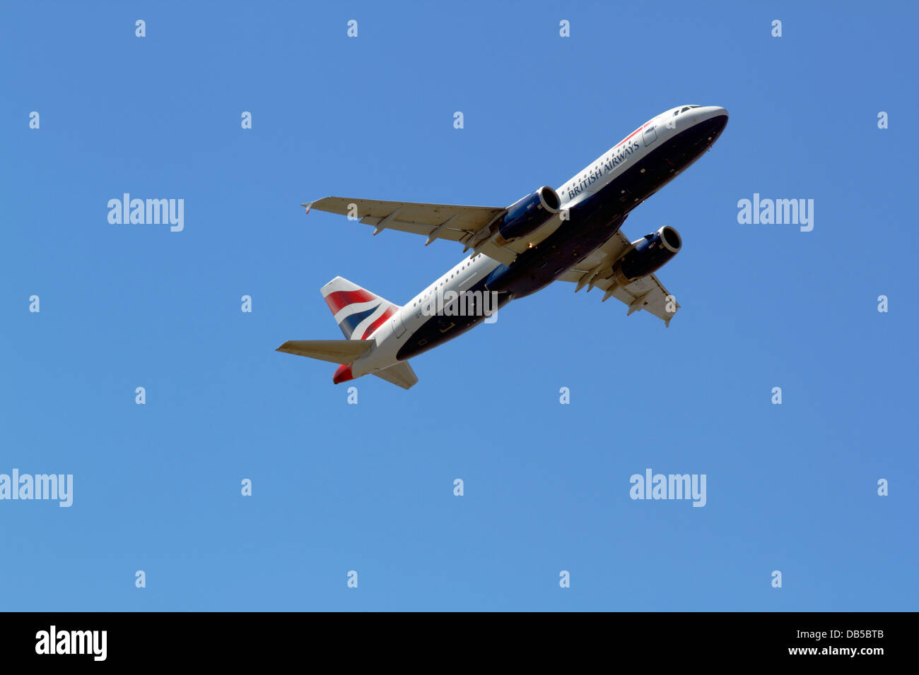 G-EUYG British Airways Airbus A320-232 decolla da CPH KASTRUP Airport, Copenaghen, Danimarca, un pomeriggio d'estate. Foto Stock