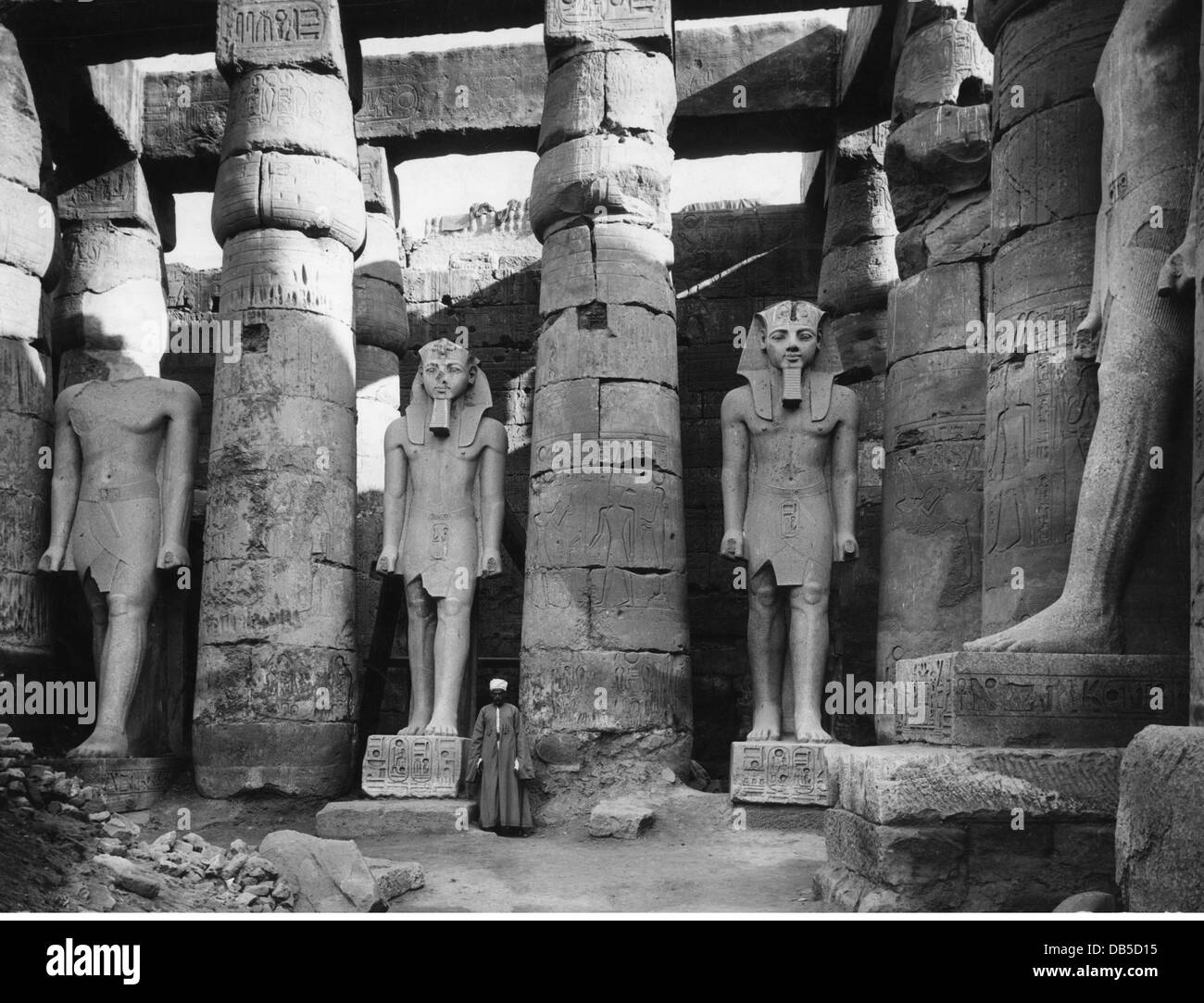 Viaggio /geografia, Egitto, Luxor, edifici, tempio di Ramesse II, parte meridionale, statue del faraone Amenhotep III, architetto: Amenhotep figlio di Hapu, 1402 - 1364 a.C., estensioni sotto Ramesse II, 1303 - 1236 a.C., storico, storico, Africa del Nord, architettura, templi, mondo antico, nuovo Regno, dinastia 18 / 19, 15 ° - 13 secolo a.C., colonna, colonne, statua, mondo antico, persone, diritti aggiuntivi-clearences-non disponibili Foto Stock