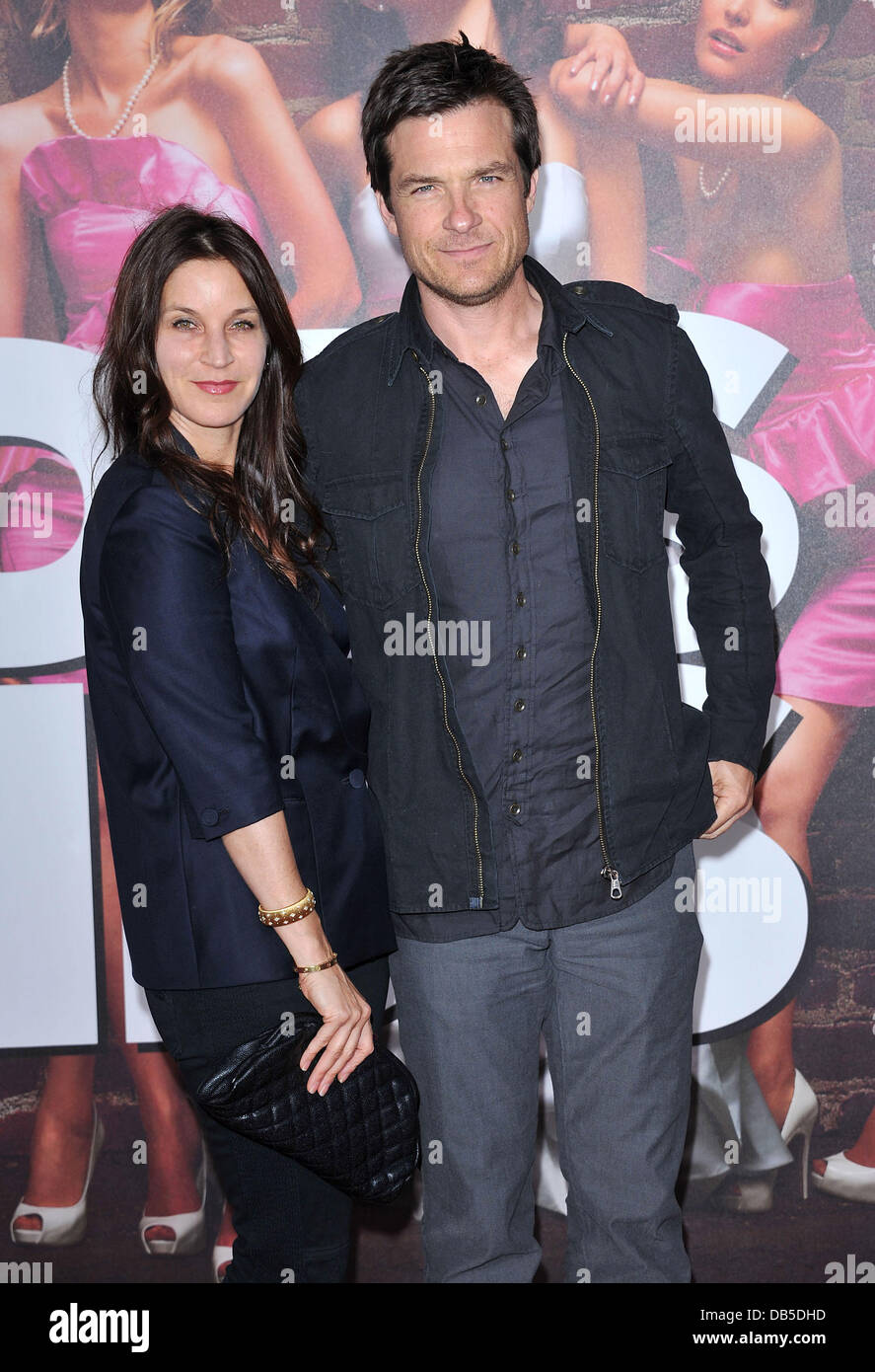 Jason Bateman e Amanda Anka Premiere di 'Bridesmaids" tenutasi presso il villaggio di Mann Theatre - Gli arrivi di Los Angeles, California - 28.04.11 Foto Stock