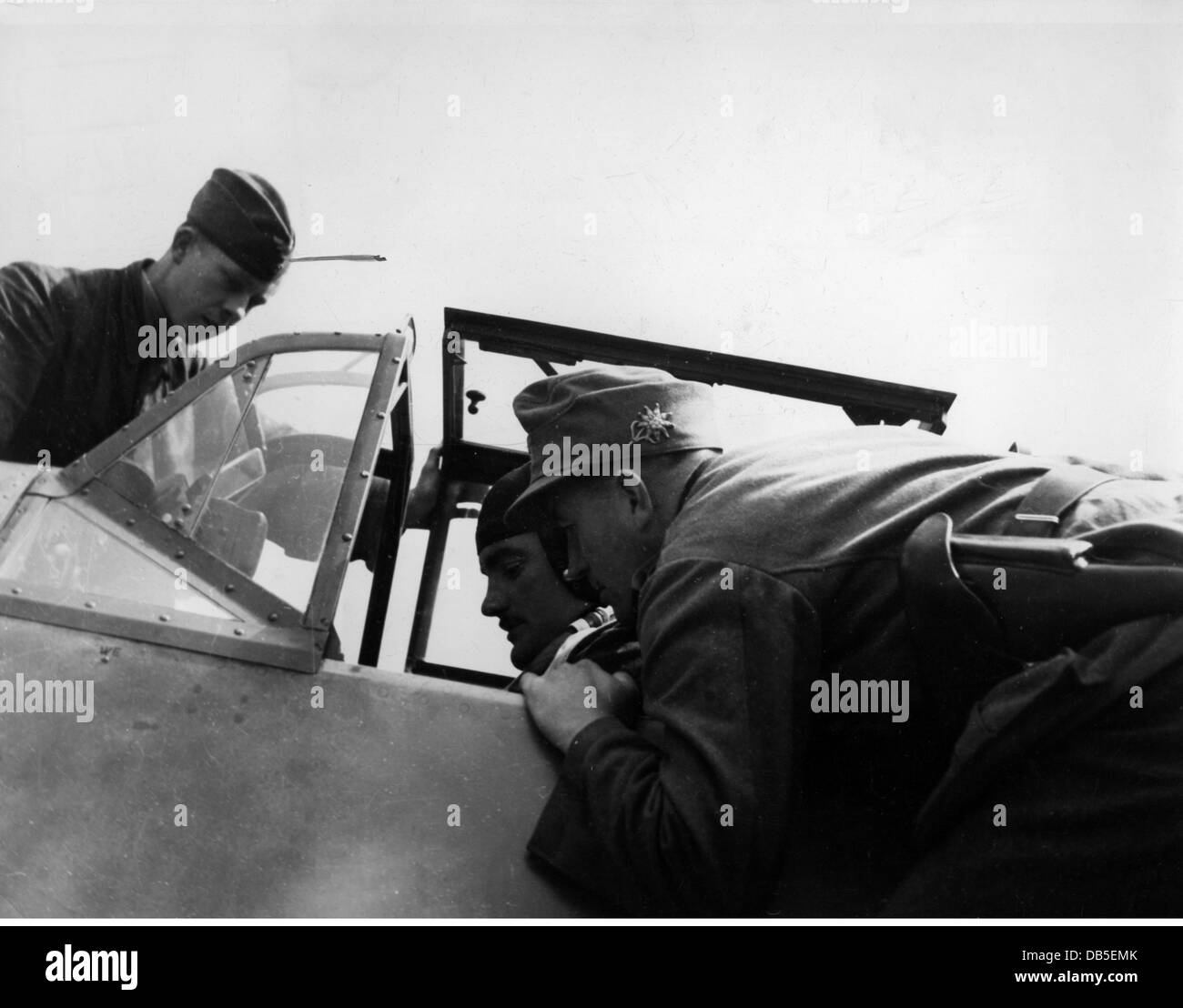 Eventi, seconda guerra mondiale / seconda guerra mondiale, guerra aerea, persone, pilota di caccia tedesco in preparazione per il decollo in un Messerschmitt BF 109 e, curiosamente guardato da un fanteria di montagna, circa 1940, Additional-Rights-Clearences-non disponibile Foto Stock