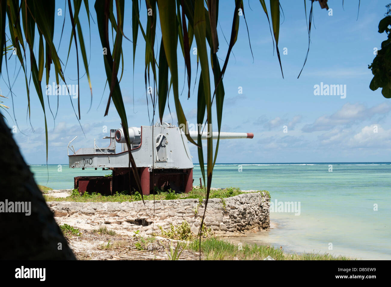 Un abbandonato la II Guerra Mondiale la difesa costiera pistola sulla Spiaggia Rossa tre Luglio 19, 2013 Il Pacifico del Sud isola di Tarawa. Foto Stock