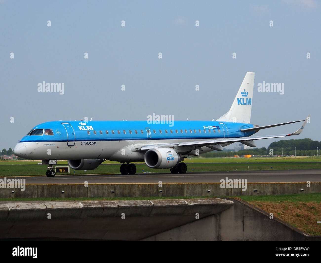 PH-EZO è un Embraer ERJ-190STD gestito da KLM Cityhopper, che atterra all'aeroporto di Schiphol. Questo jet regionale offre un servizio efficiente per i voli a corto raggio in Europa. Foto Stock