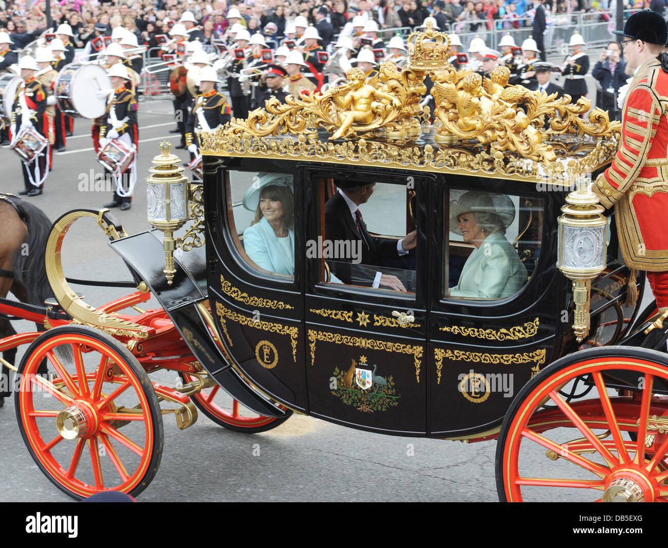 Carol Middleton e Camilla, duchessa di Cornovaglia le nozze del principe William e Catherine Middleton - Il Parlamento SquareDepartures Londra Inghilterra - 29.04.11 Foto Stock