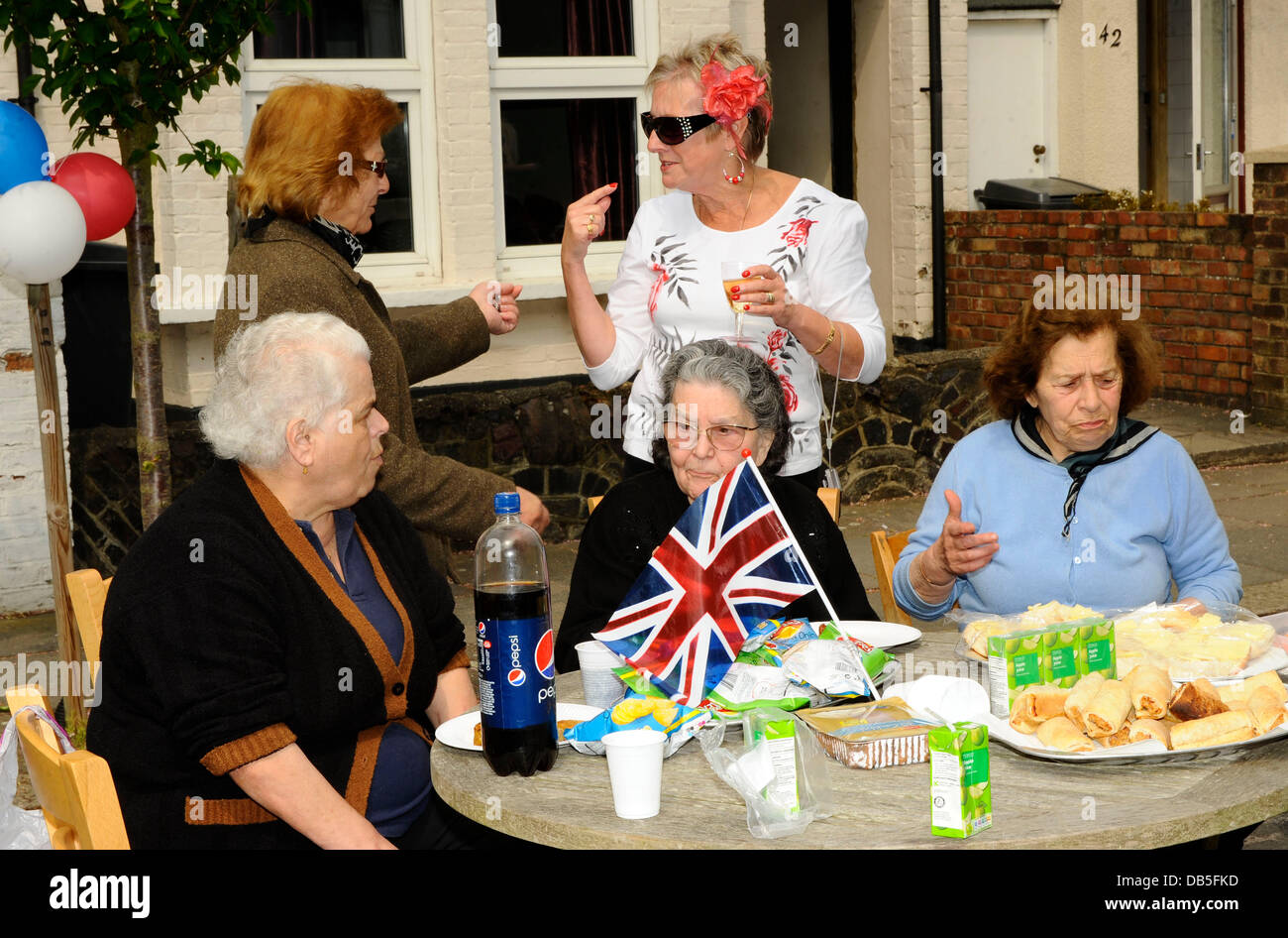 Royal Wedding Street partito svoltasi a Leicester Road, East Finchley, Londra Nord. In Inghilterra. Londra, Inghilterra - 29.04.11 Foto Stock