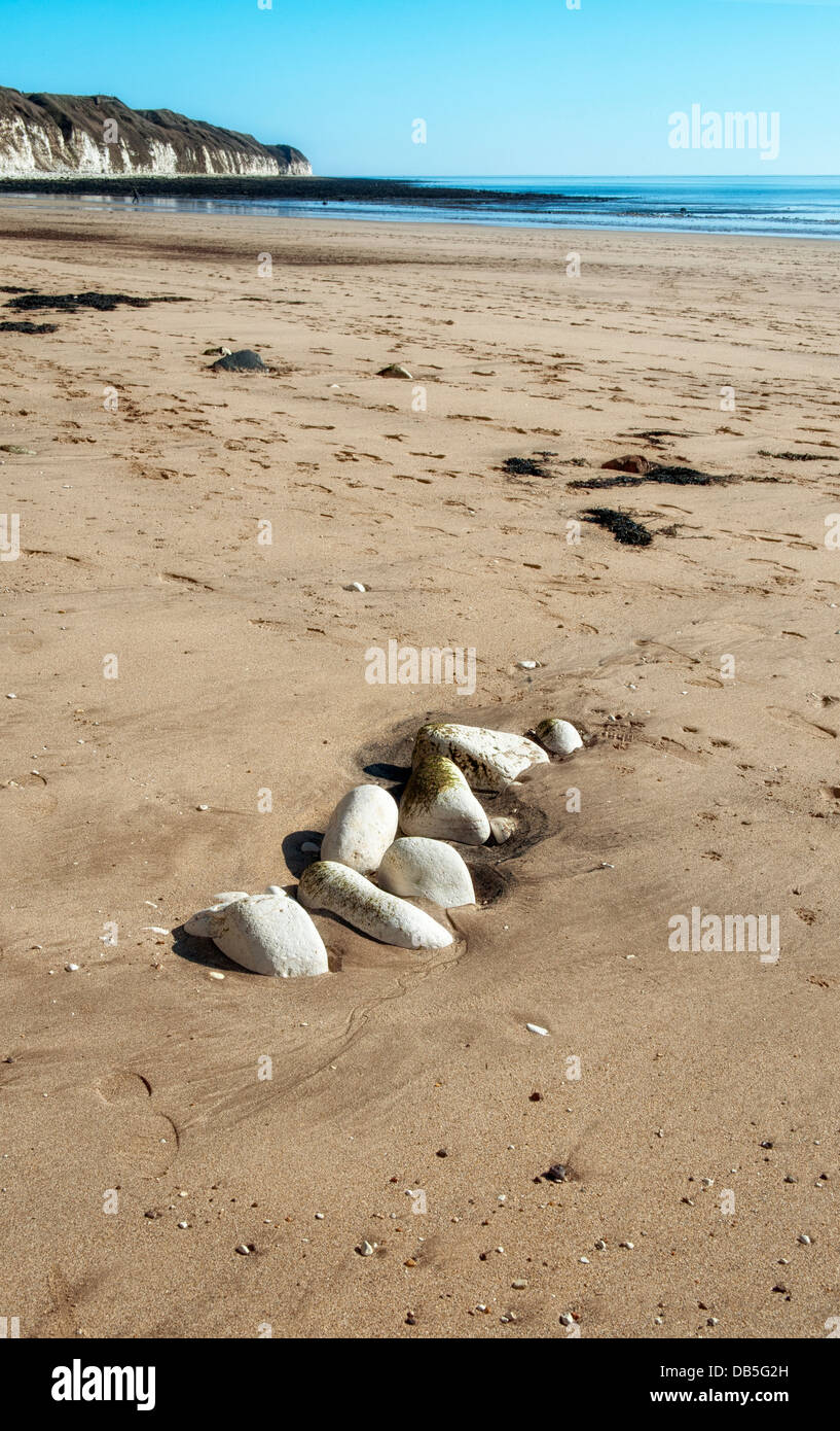 Pietre poste nella sabbia dei danesi Dyke Beach, East Yorkshire, Regno Unito Foto Stock