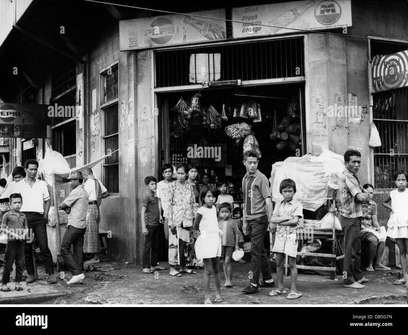 Geografia / viaggio, Filippine, Jolo, scene di strada, persone di fronte a un negozio di alimentari, 1972, diritti aggiuntivi-clearences-non disponibile Foto Stock