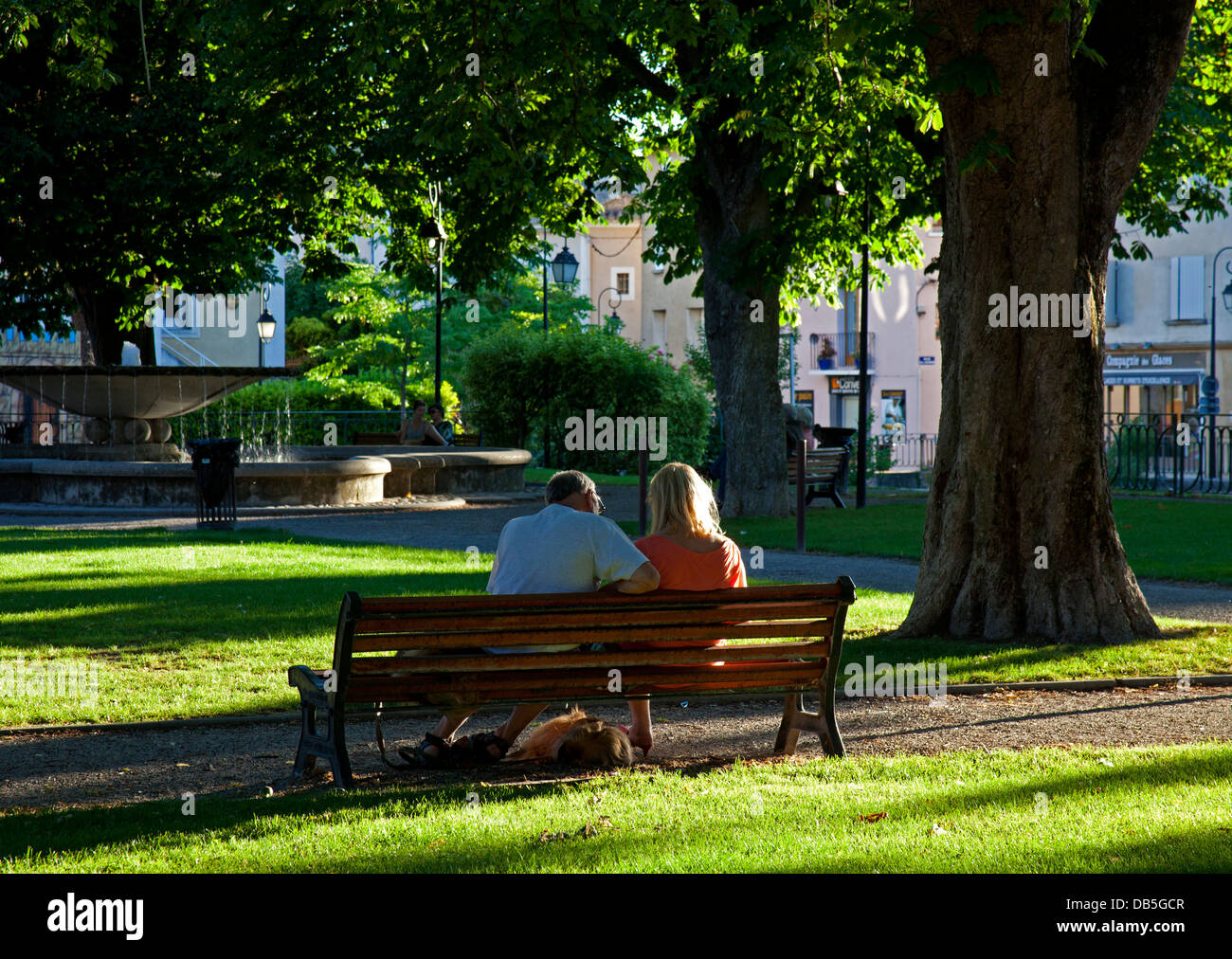 L uomo e la donna nel parco, l'Isle sur la Sorgue, Francia Foto Stock