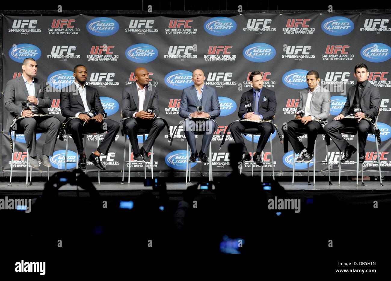 cain-velasquez-jon-jones-anderson-silva-georges-st-pierre-frankie-edgar-jose-aldo-e-dominick-cruz-ufc-super-7-a-sessione-tenutasi-al-ricoh-coliseum-di-toronto-canada-29-4-11-db5h1n.jpg