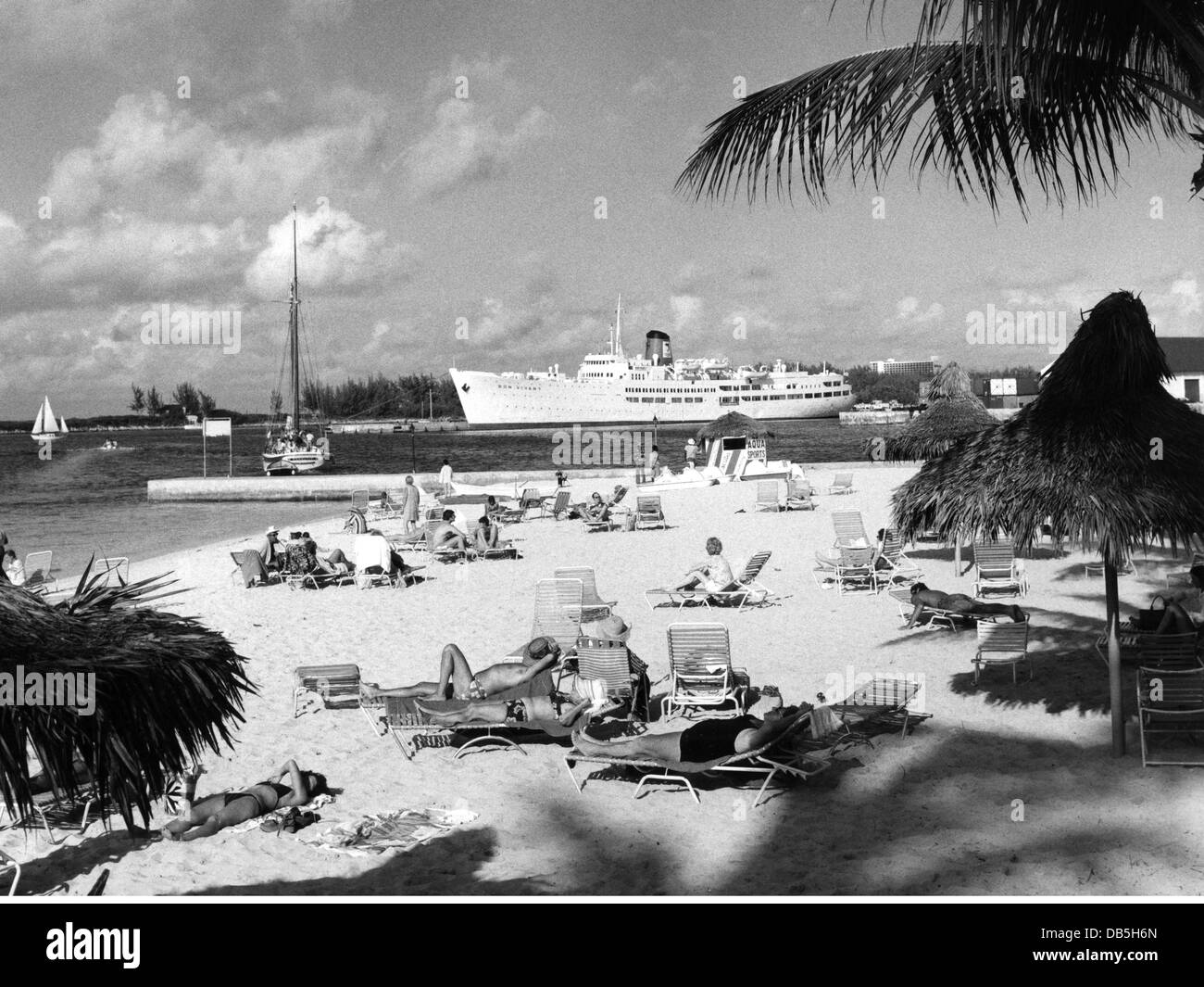 Geografia / viaggio, Commonwealth delle Bahamas, New Providence, Nassau, spiagge, vista della spiaggia presso il British Colonial Sheraton Hotel con la nave da crociera 'Bon Vivant' in background, 1976, diritti aggiuntivi-clearences-non disponibile Foto Stock