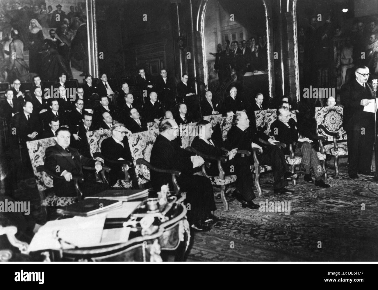 Politica, trattati, Trattato di Bruxelles, firma, discorso del Ministro degli Esteri britannico Ernest Bevin, Bruxelles, 17.3.1948, diritti aggiuntivi-clearences-not available Foto Stock