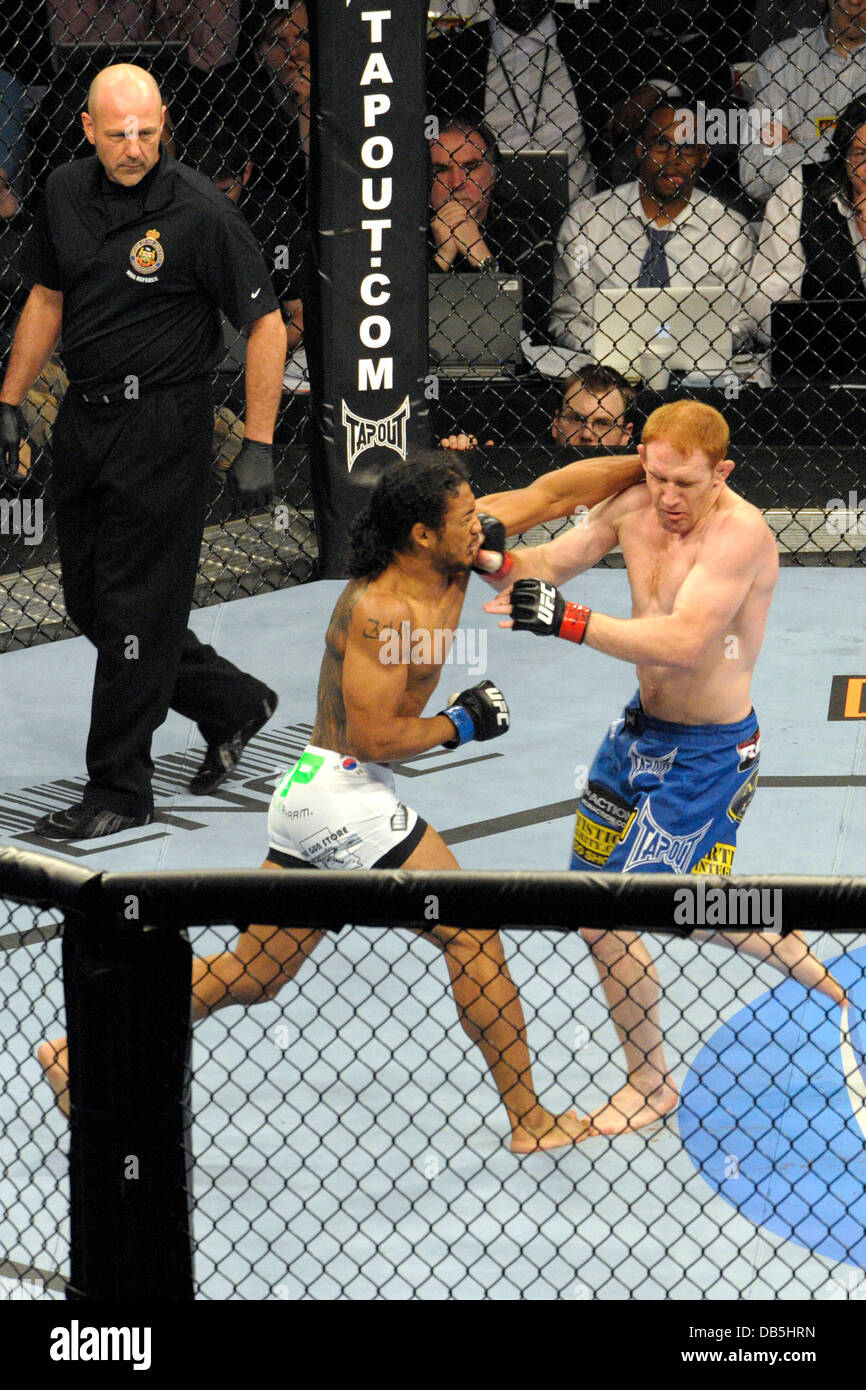 Ben Henderson vs Mark Bocek UFC 129 - Leggero Bout tenutosi presso il Rogers Centre. Toronto, Canada - 30.04.11 Foto Stock