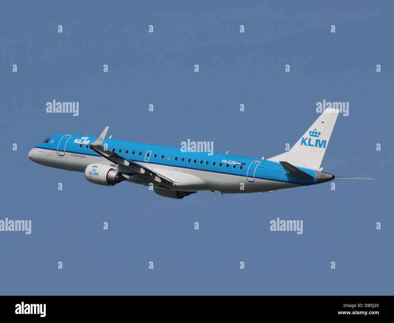 Il KLM Cityhopper Embraer ERJ-190STD, registrato PH-EZW, sta arrivando all'aeroporto. Questo aereo fa parte della flotta regionale di KLM, utilizzata per rotte a corto e medio raggio in Europa. Foto Stock