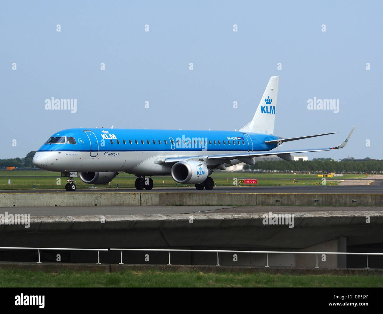 Il KLM Cityhopper Embraer ERJ-190STD è un aereo di linea regionale utilizzato per voli a corto raggio. L'aereo presenta un design moderno e fa parte della flotta di KLM per un efficiente viaggio regionale in tutta Europa, come si vede in questa foto che arriva all'aeroporto Schiphol di Amsterdam. Foto Stock