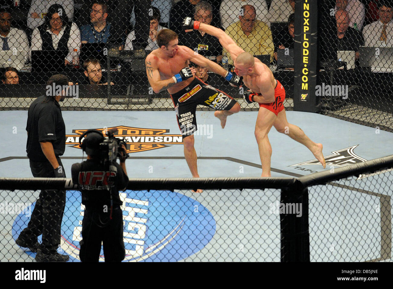 Georges St-Pierre vs Jake Shields UFC 129 - Welterweight Title Bout tenutosi presso il Rogers Centre Toronto, Canada - 30.04.11 Foto Stock