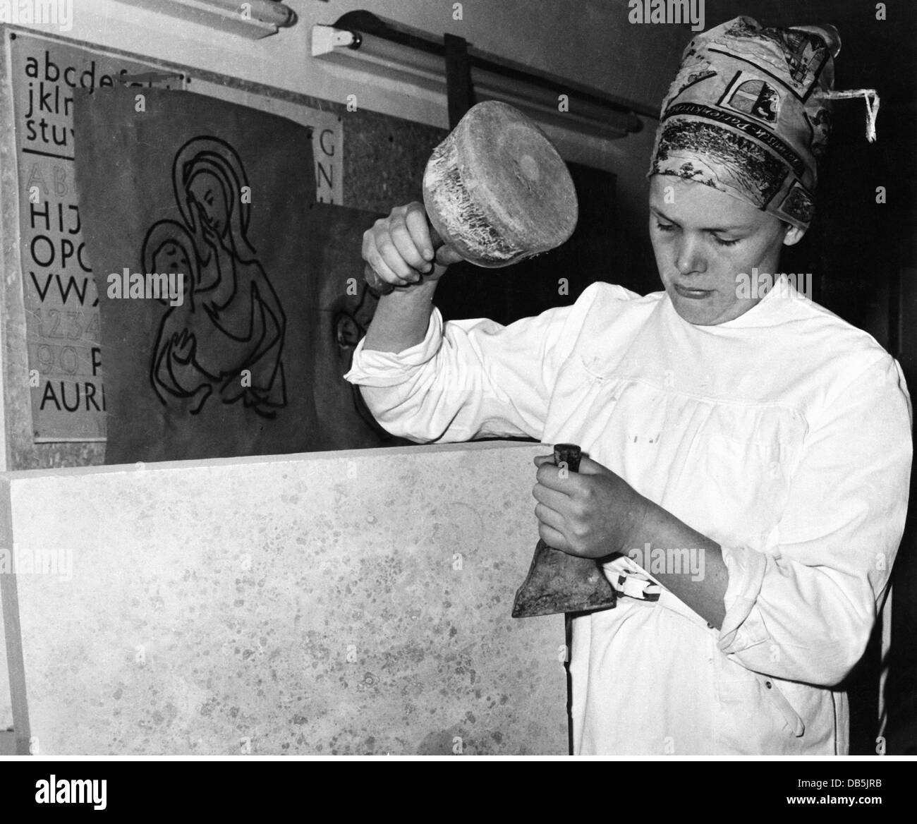 Persone, professioni, stonemason, lapidemason femminile Carola Probst di Tuerkheim al lavoro, Germania occidentale, anni 50, , diritti aggiuntivi-clearences-non disponibile Foto Stock