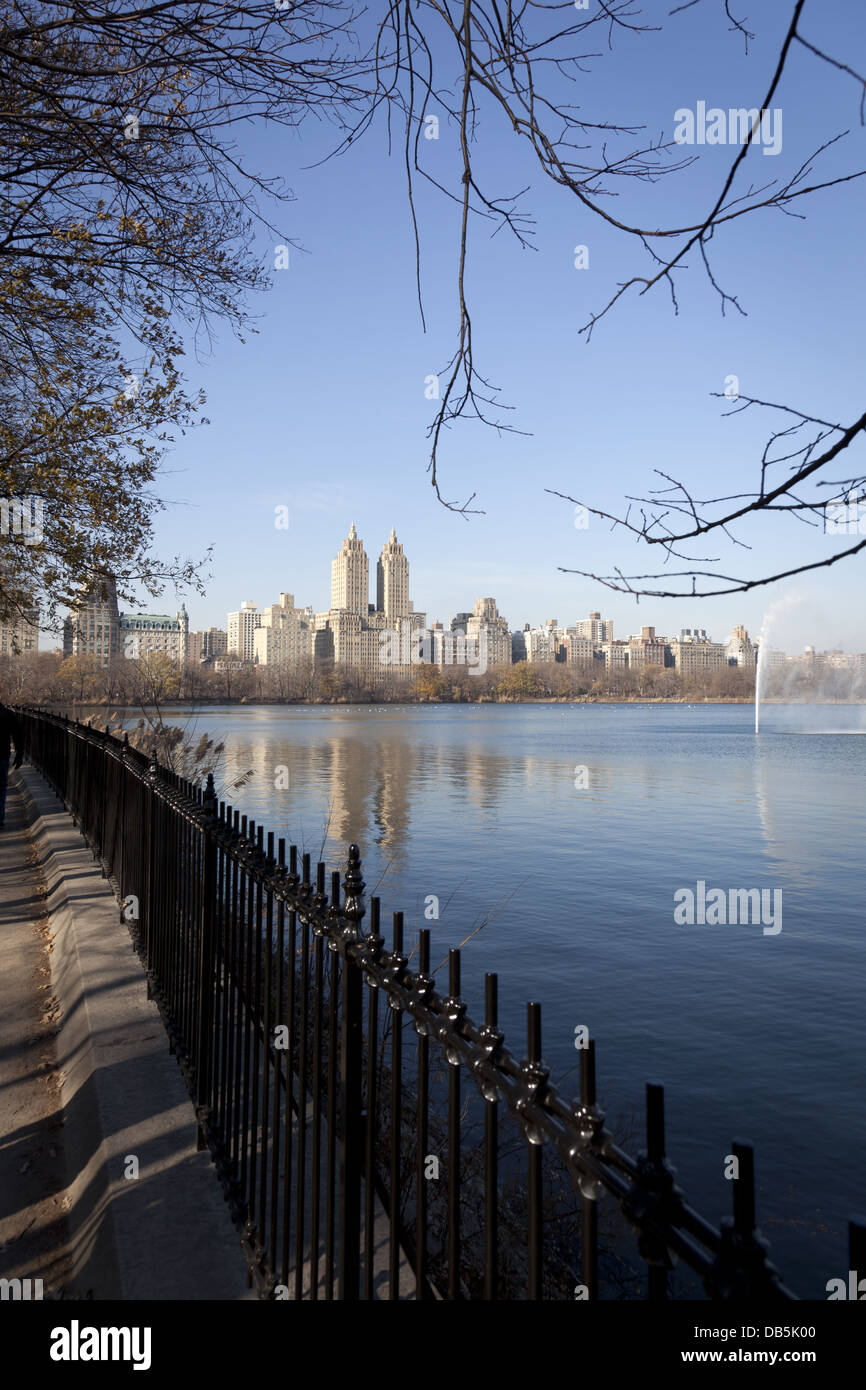 New York City Central Park urban skyline di Manhattan con grattacieli e Jacqueline Kennedy Onassis serbatoio nel Central Park Foto Stock