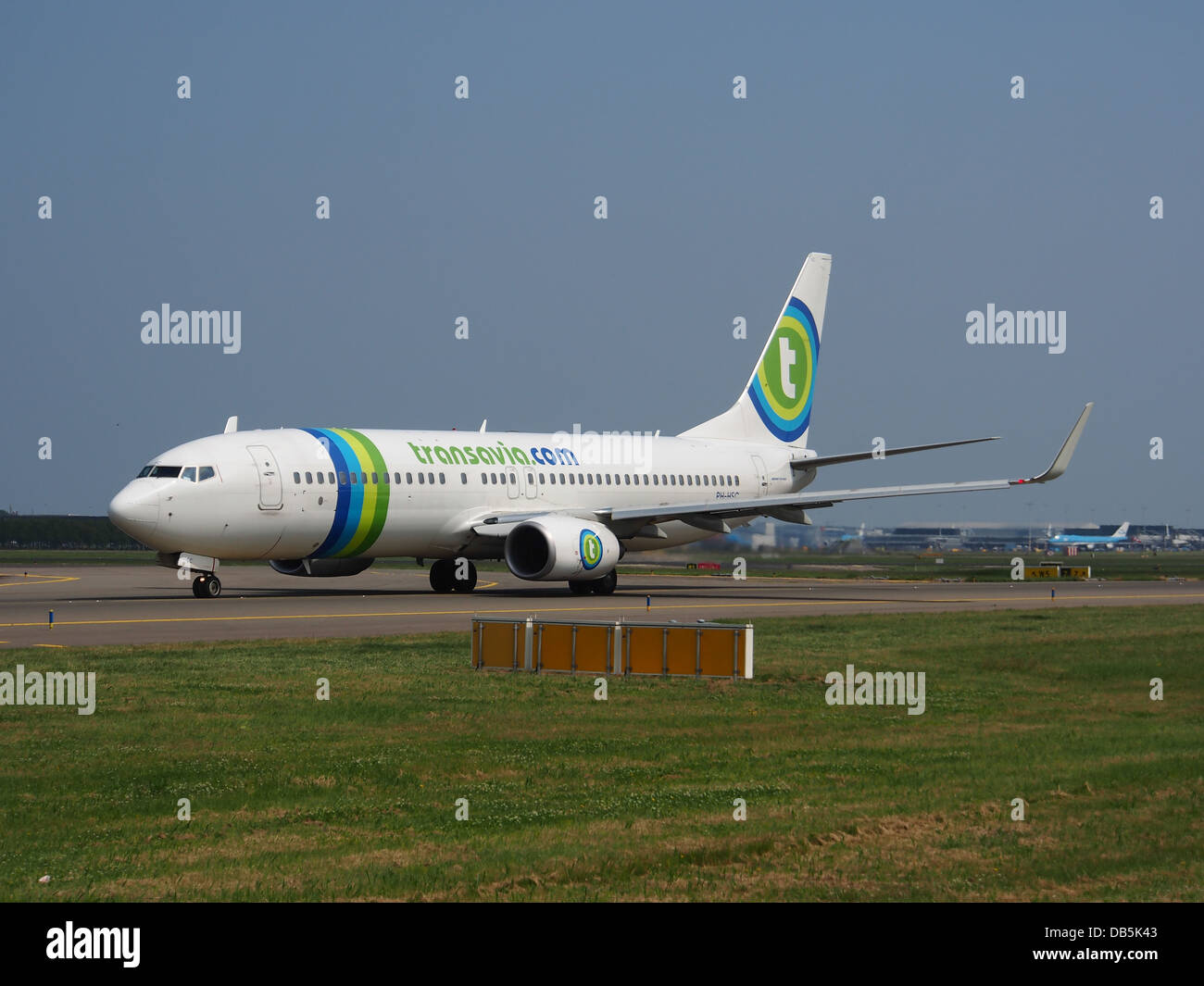 PH-HSC è un Boeing 737-8K2(WL) operato da Transavia, una compagnia aerea olandese a basso costo. Questo aeromobile serve rotte europee e fa parte della flotta di Transavia, nota per le sue prestazioni affidabili e le opzioni di viaggio convenienti. È visibile qui all'aeroporto Schiphol di Amsterdam. Foto Stock