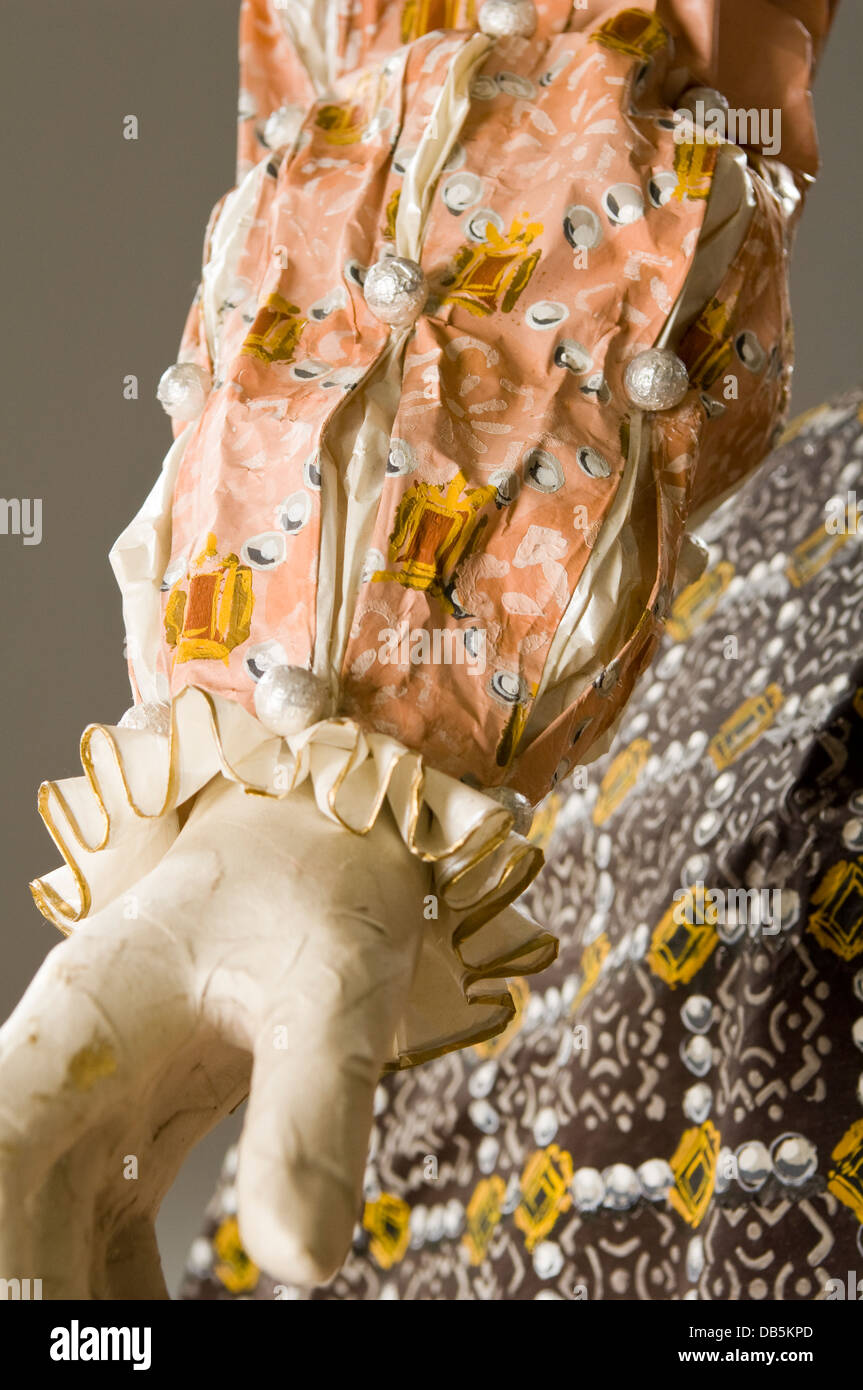Close up di manichino la mano in carta costume vestito Foto Stock