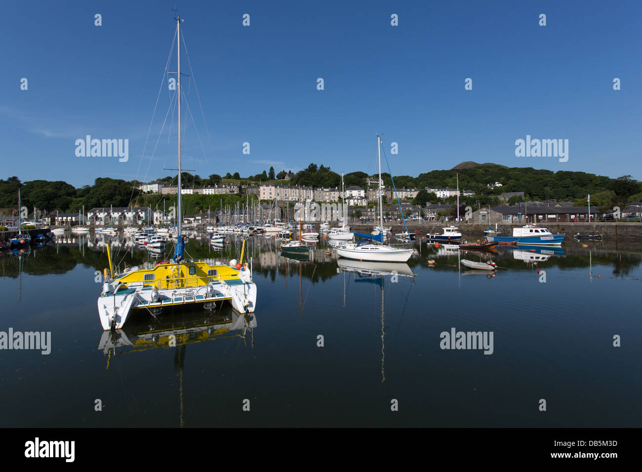 Città di Porthmadog, Galles. Una vista pittoresca del tempo libero e barche da pesca ormeggiate nel porto di Porthmadog. Foto Stock