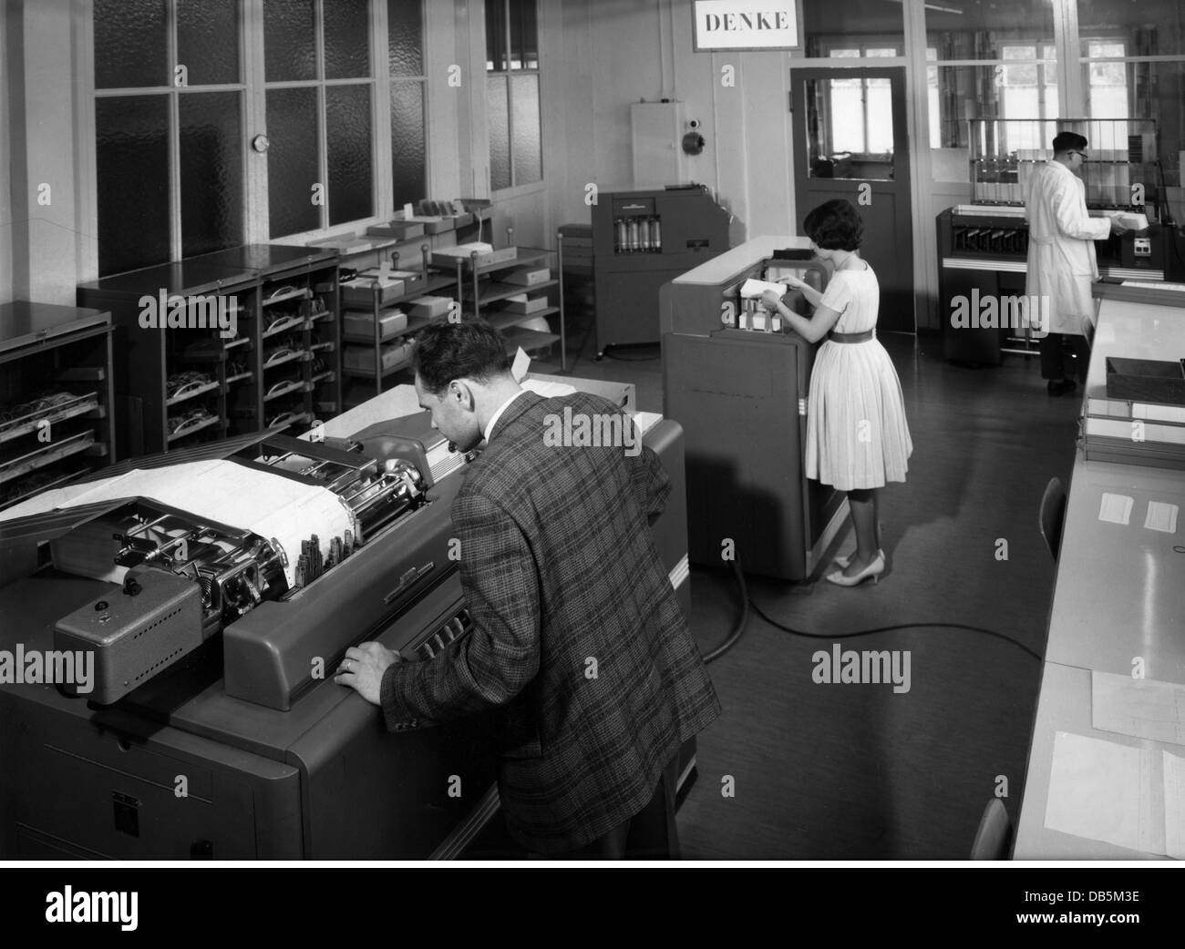 Industria, lavori di stampa, dipendenti in piedi presso la stampante, Elektrstar, 1958, diritti-aggiuntivi-clearences-non disponibile Foto Stock