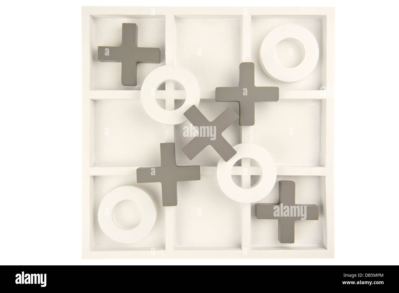 Niente di legno e attraversa il bordo del gioco in grigio e bianco, i colori e la riproduzione di pietre decorate e isolato in uno sfondo bianco Foto Stock