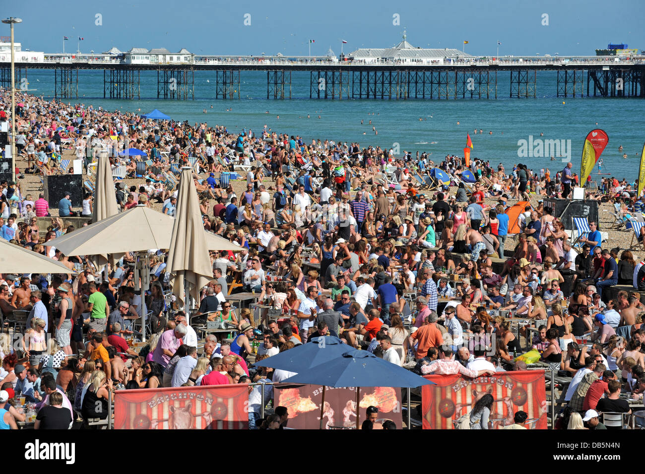 Un pranzo spiaggia di Brighton come temperature soar Foto Stock