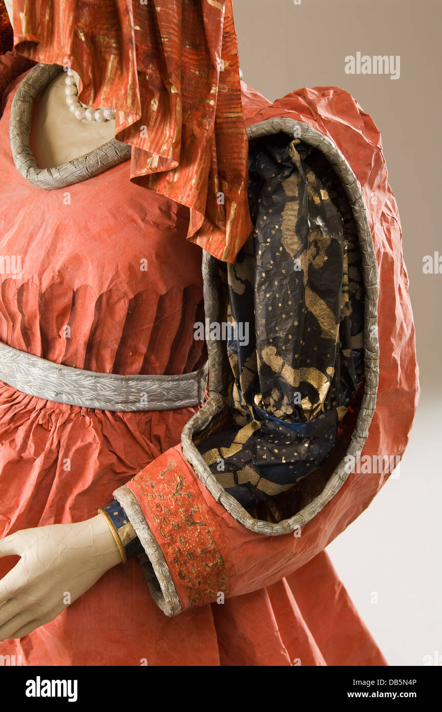 Dettaglio del manicotto del manichino in abito di carta costume Foto Stock