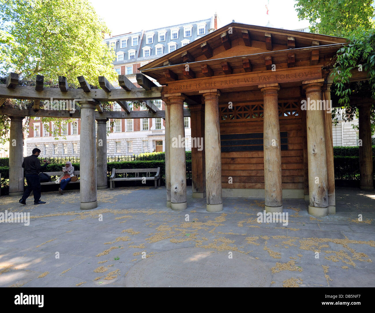 Vista generale del 9/11 Memorial su Grosvenor Square, Londra, Inghilterra il 2 maggio 2011. Oggi è stato annunciato dal Presidente degli Stati Uniti Barack Obama che dalle forze speciali americane avevano localizzato e ucciso il mastermind dietro il 9/11 attacchi di un leader di Al Qaeda Osama Foto Stock